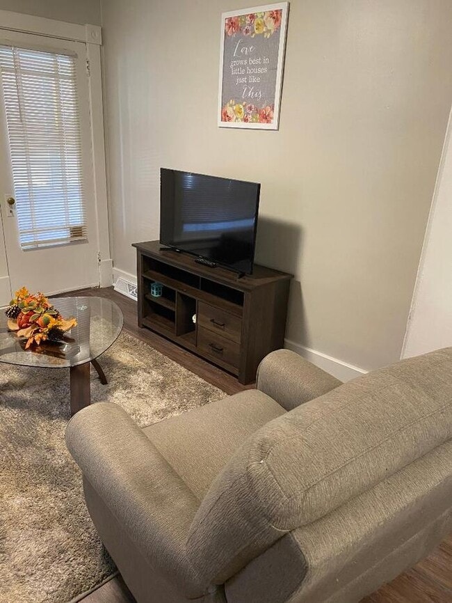 Building Photo - 2 Bedroom house.