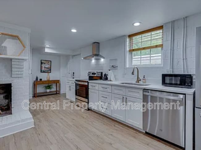 Building Photo - 1126 N Hwy 25 Bypass