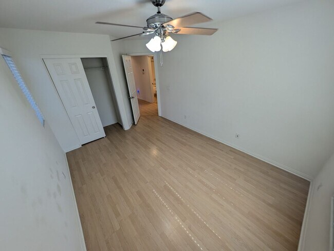 Building Photo - 7931 N Kelburn Hill St