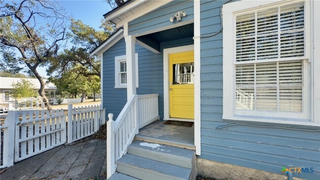 Building Photo - 820 N 5th St