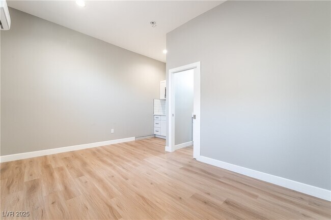 Building Photo - 2749 Del Mar Pl