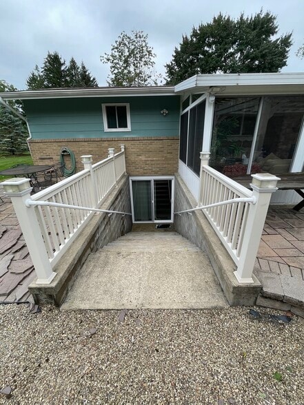 Private Entry - 3923 Hardt Dr