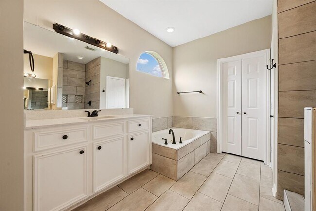 Building Photo - 8714 Malardcrest Dr