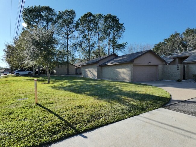 Building Photo - 604 Golfview Dr
