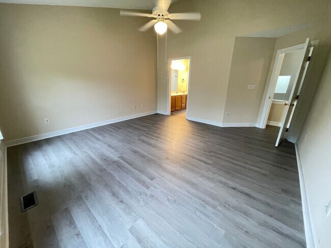 Building Photo - Light & Airy Townhome in Downing Creek, wo...