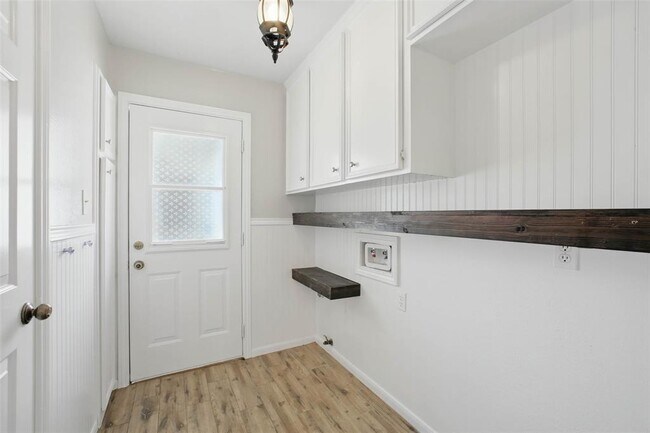Building Photo - 1302 Dominion Dr