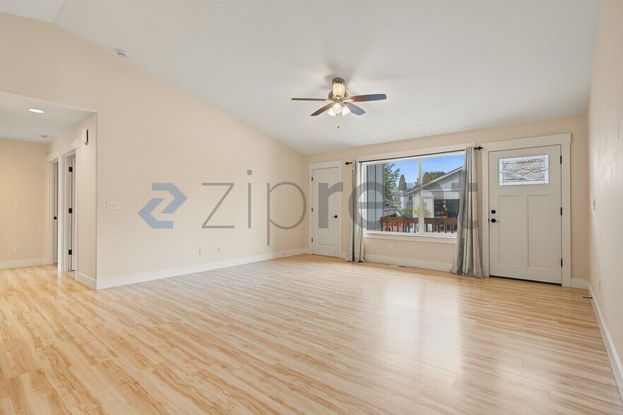 Building Photo - Unit