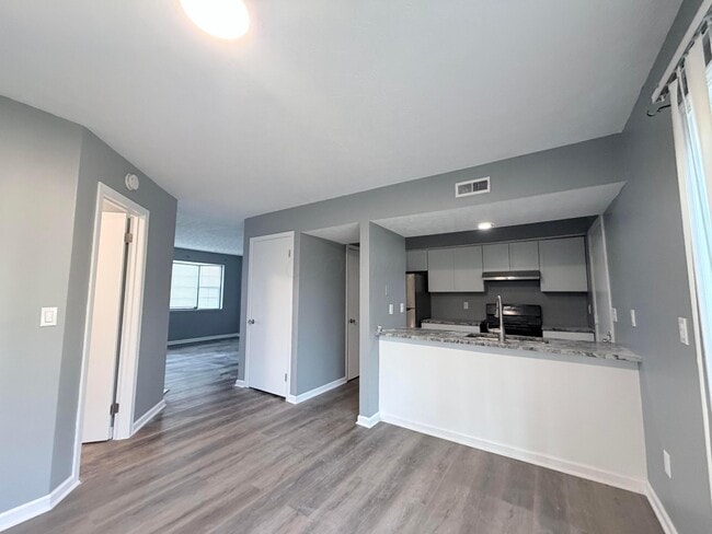 Building Photo - 955 Cross Country Dr W