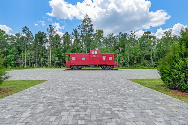 Building Photo - Like New 3 Bedroom With A Fenced Yard