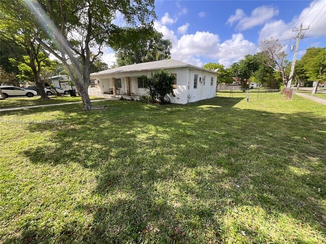 Building Photo - 661 NE 138th St