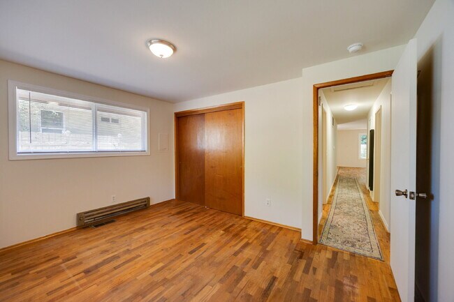 Building Photo - **NO SHOWINGS, WE ALREADY HAVE AN APPLICAT...