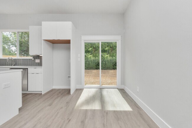 Building Photo - 5818 Burt St