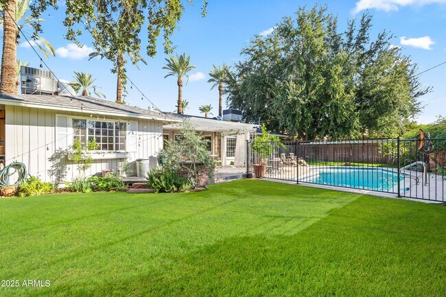 Building Photo - 4631 E Pinchot Ave