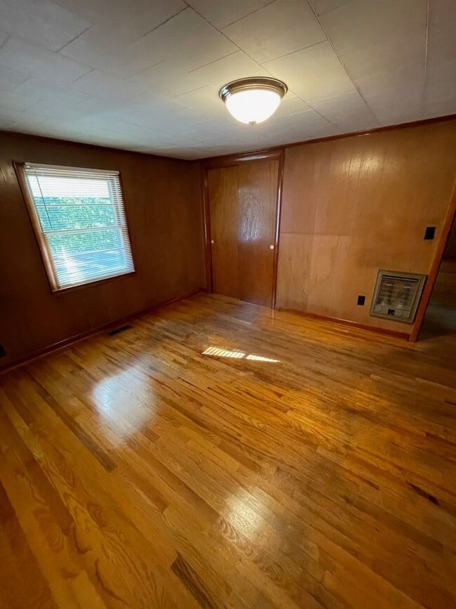 Building Photo - 2 Bedroom / 1 Bath  Kingsport, TN