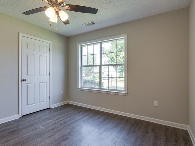 Building Photo - Nice and Bright! 3BR/2B home available for...