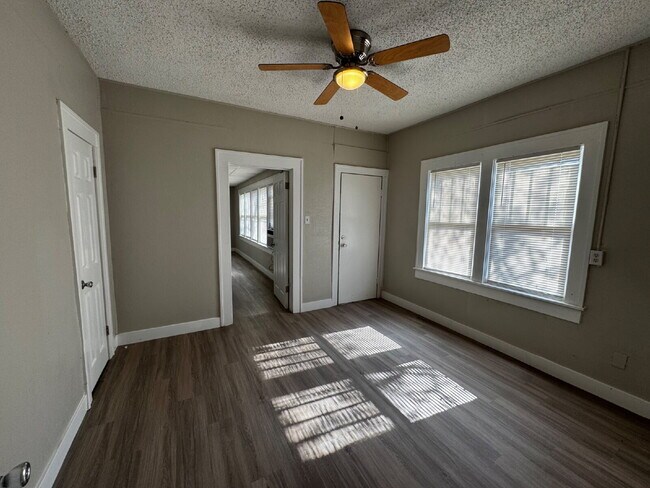 Building Photo - Beautiful  Duplex Conveniently Located In Between Downtown Lubbock & Texas Tech Campus!
