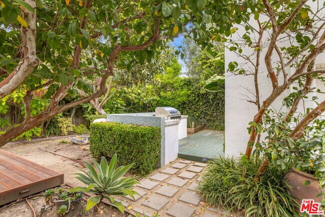 Building Photo - 1134 N Poinsettia Pl