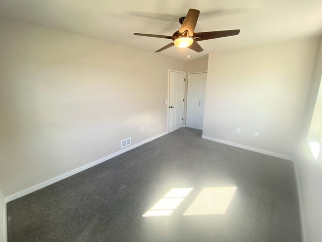 Building Photo - 4 bed, 3.5 Bath Single Family Home (Middle...