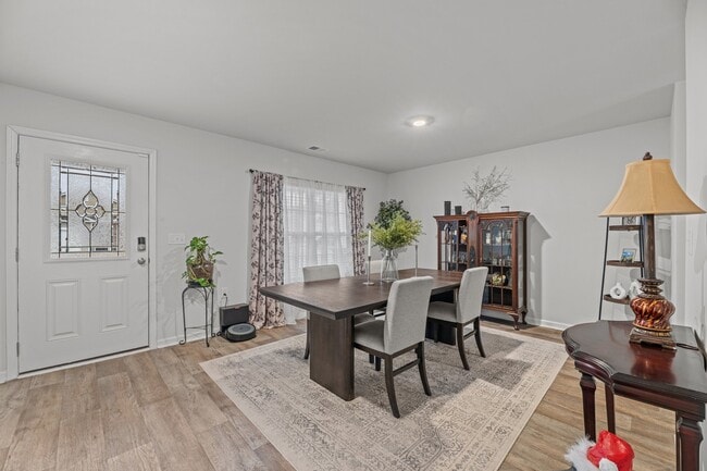 Building Photo - 301 Ginger Dr