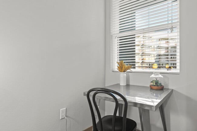 Building Photo - 390 N 2nd Ave