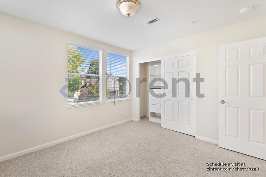Building Photo - 1021 Nobel Dr