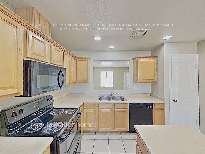 Building Photo - 2527 E Wier Ave