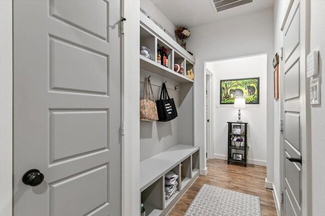Building Photo - 809 Meadowbend Loop S