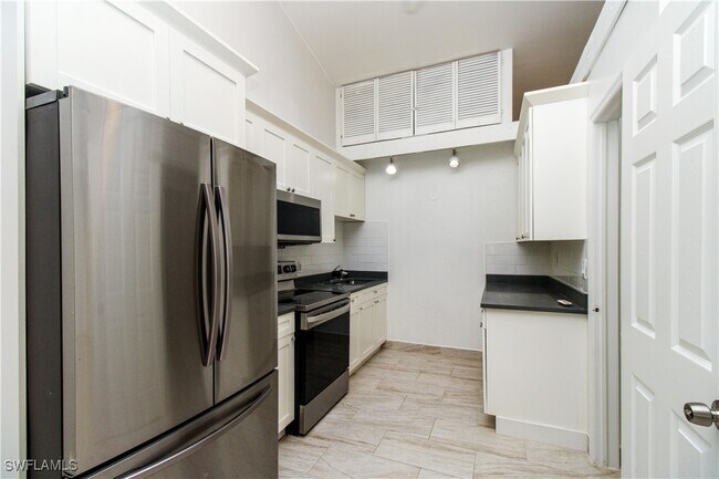 Building Photo - 826 Wiggins Pass Rd