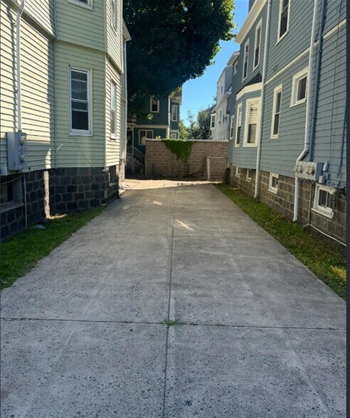 Building Photo - 183 College Ave