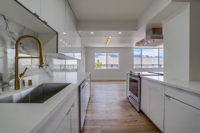 Building Photo - 435 N Oakhurst Dr