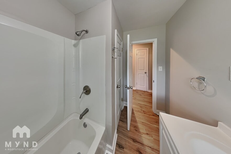 Building Photo - 6345 Oakview Ln
