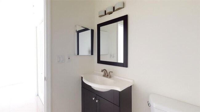 Building Photo - 632 NE 20th St