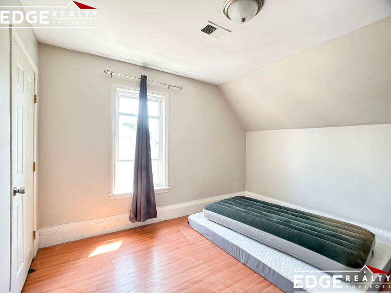 Building Photo - 72 Antwerp St