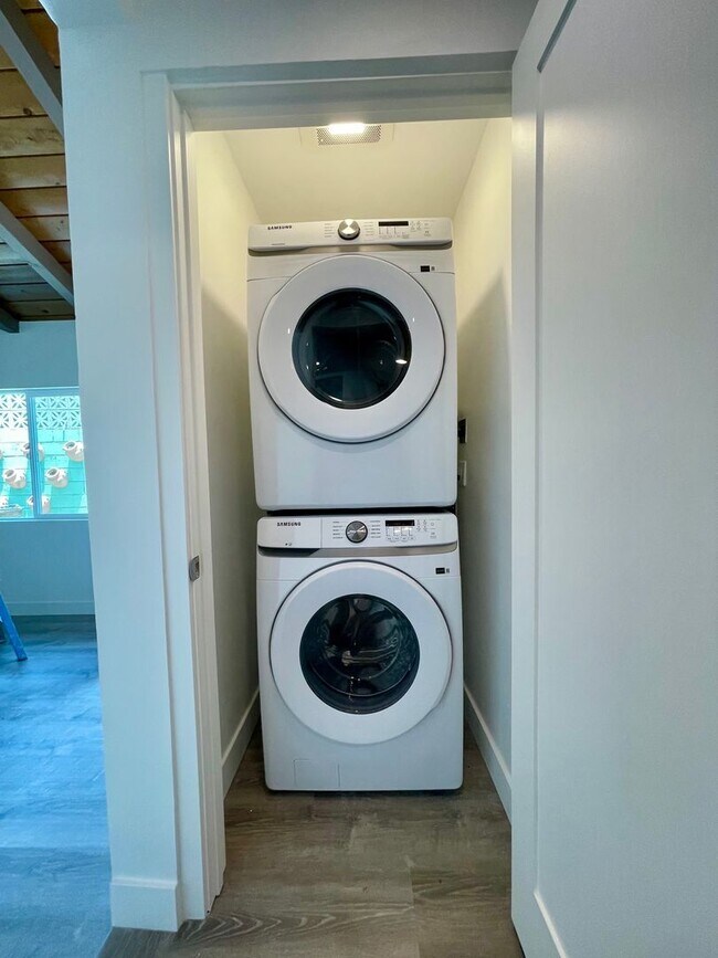 Building Photo - Fully Remodeled 4 Bedroom 2.5 Bathroom in ...