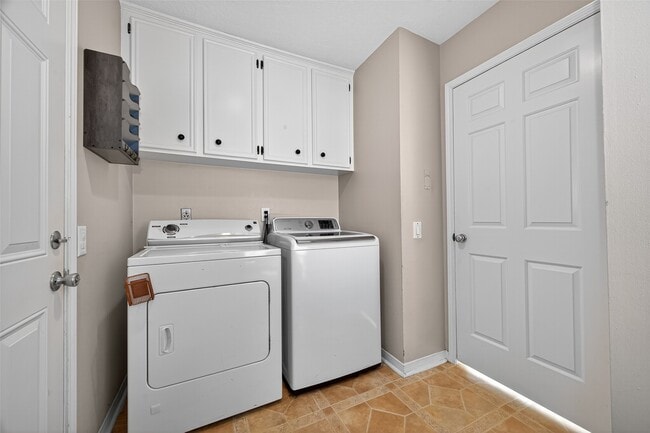 Building Photo - 6107 Howland Ct