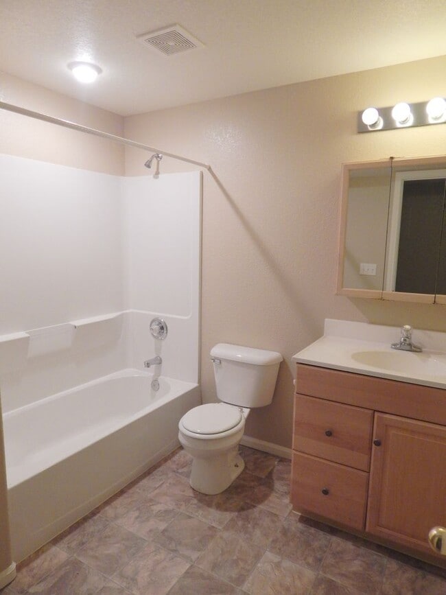 Building Photo - 203 Cleopatra St