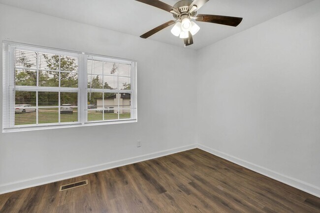 Building Photo - 242 S Lipona Rd