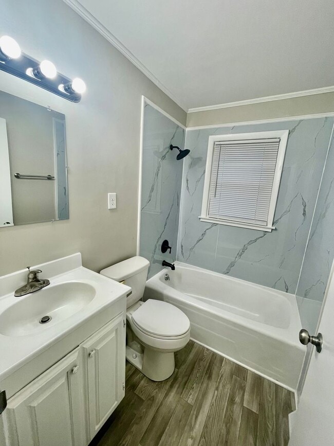 Building Photo - Welcome to this charming 3-bedroom, 1.5-bathroom home located in the desirable Newton, NC.