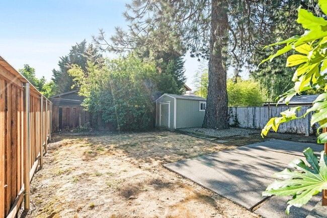 Building Photo - Cute 3-bdrm/2-bath vintage home—Nice fence...