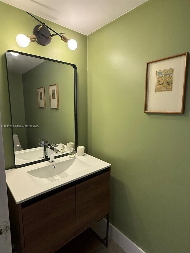 Building Photo - 6900 Bay Dr