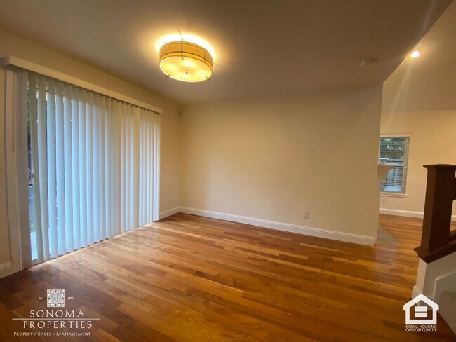 Building Photo - Lovely Updated 3BD/2.5BA Home Located In Fryer Creek!