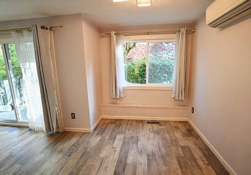 Dining area - 3711 26th Pl W