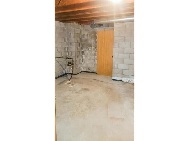 Building Photo - 9 Heights Rd NE