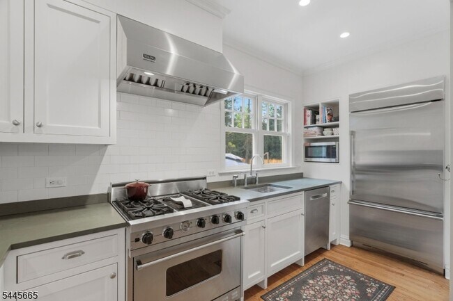 Building Photo - 40 Oakwood Ave