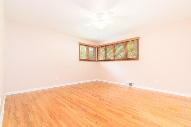 Building Photo - 3672 Middlebury Ln