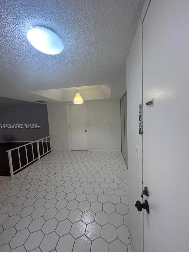 Building Photo - 3720 Inverrary Dr
