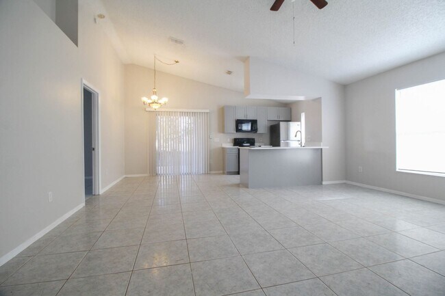 Building Photo - 13859 Glasser Ave