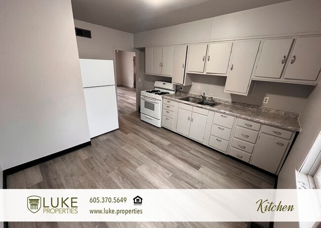 Building Photo - 320 S Dakota St