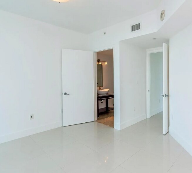 Building Photo - 350 S Miami Ave