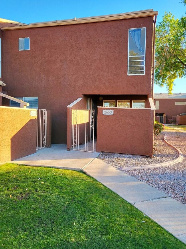 Building Photo - AFFORDABLE TOWNHOUSE IN TEMPE! -- 1/2 RENT...